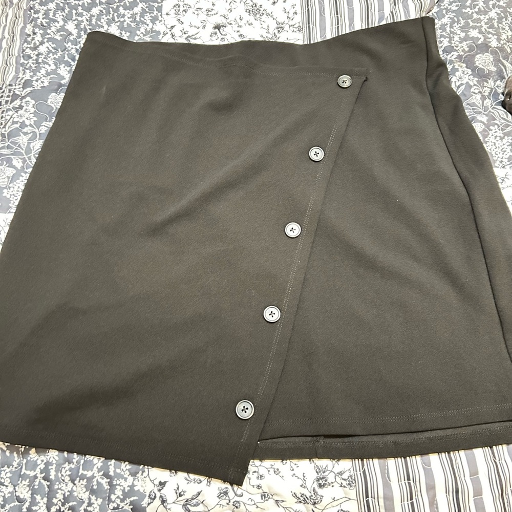 Torrid women’s short button front skirt NWT size 1 14-16